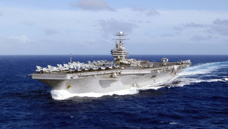 Situație critică pe portavionul USS Abraham Lincoln. Membri ai echipajului ar fi încercat să sară peste…