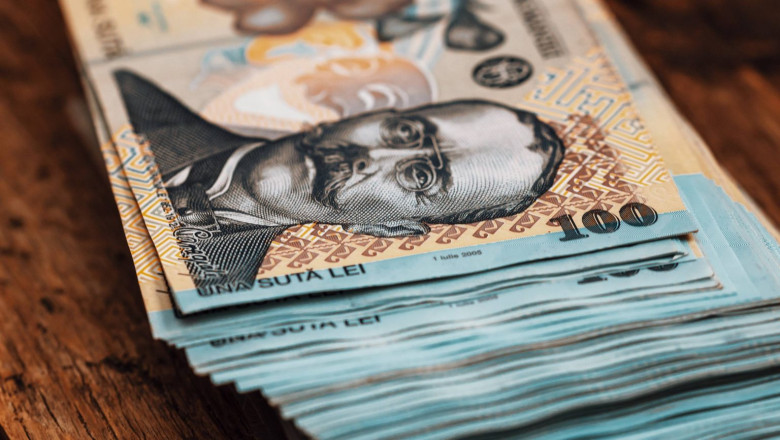Pensionară păcălită să scoată 50.000 lei, înșelată de un impostor