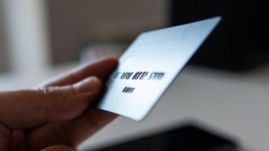 A găsit un card bancar într-un supermarket şi, în loc să îl predea, a făcut cumpărături de 750 de lei. Bărbatul a ajuns după gratii