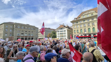 „Nu NATO! Să dăm o şansă păcii!” Aproximativ o mie de elvețieni s-au adunat la Berna pentru apărarea unei neutralităţi stricte