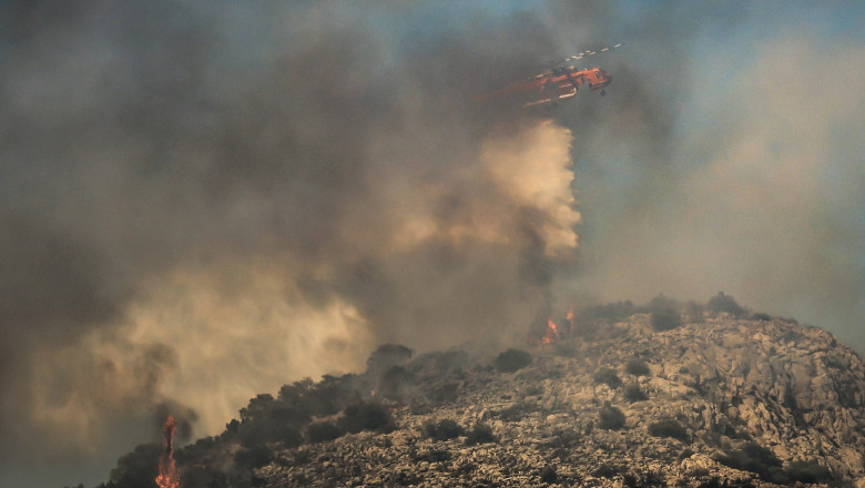 Incendii pe Salamina: doi morţi, sute evacuati, vântul amplifică focul