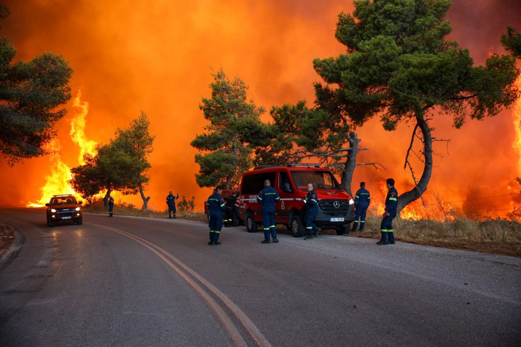 Situație extremă în Grecia din cauza unui incendiu: Prima ipoteză privind cauza, au fost două arestări / Ce spun pompierii români care au luptat toată noaptea cu flăcările