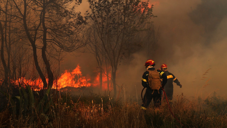 Incendiile continuă să amenințe Grecia. Pompierii câștigă teren în apropierea Atenei, dar riscul rămâne…