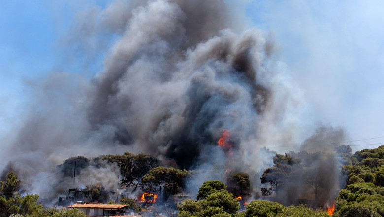 Zeci de noi incendii de vegetație în Grecia: flăcări în apropierea Atenei, cod roșu în Corfu. Bază navală…