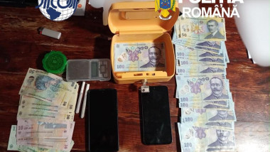 Copil de 10 ani, folosit de o grupare infracţională din Arad pentru vânzarea drogurilor. Zece suspecţi au fost reţinuţi