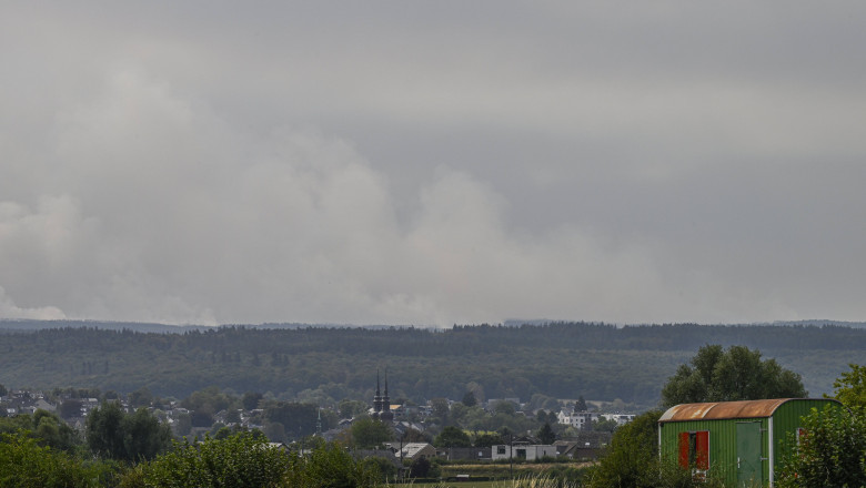 UE trimite elicoptere și bombardiere cu apă pentru stingerea celui mai grav incendiu din Belgia din…
