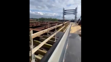 Video Se montează ultimul element al podului peste Siret de pe Drumul Expres Brăila-Galați. Când ar putea fi deschisă circulația