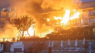 Video Incendiu uriaș în una dintre cele mai populare stațiuni din Bulgaria. Zeci de turiști au fost evacuați din hoteluri în Sozopol