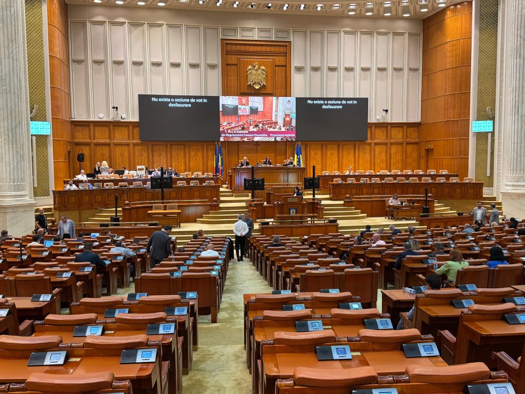 Legea ANI a trecut de Camera Deputaților. 234 de deputați prezenți, doar o treime în plen / Amendamentele votate împreună de PSD și AUR