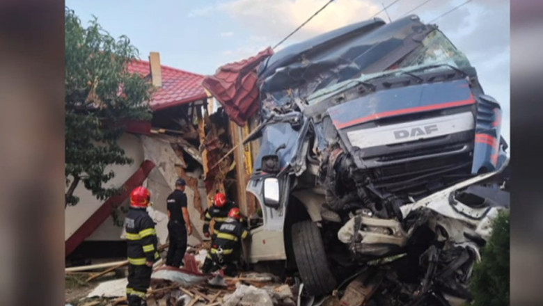 TIR distruge gospodării în Vaslui, șoferul pierde volanul
