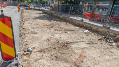 Lucrările de modernizare la o linie de tramvai din Capitală au fost oprite după descoperirea unor posibile vestigii arheologice