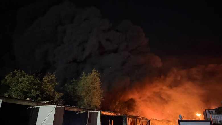 Noi imagini surprinse din dronă cu incendiul de vineri dimineață din Sectorul 1 al Capitalei