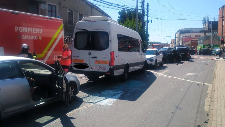 Șoferul autobuzului care a lovit 12 mașini în Mediaș, beat la volan. 22 de persoane au fost implicate…