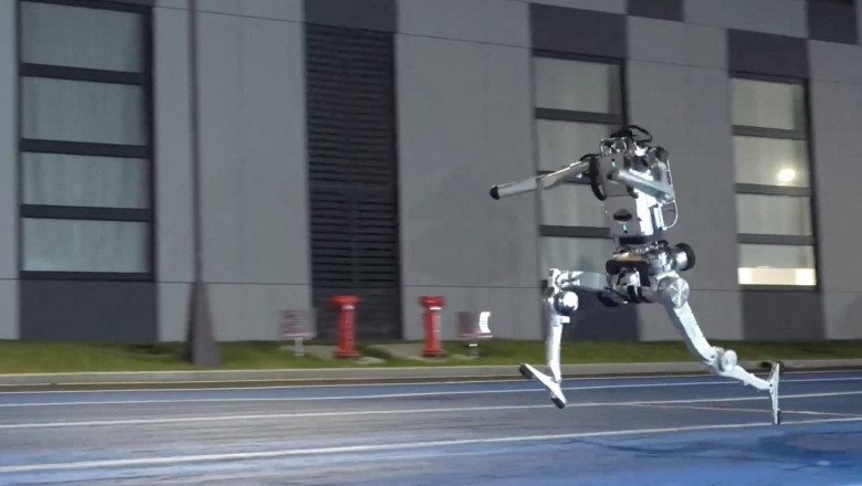 Roboții chinezi bat recordul mondial al lui Usain Bolt la 100 m în Beijing