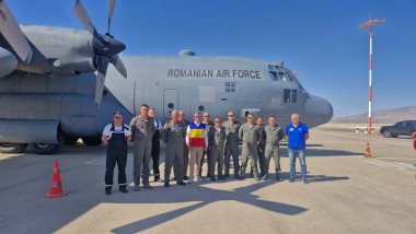 Cinci copii bolnavi și rudele lor, evacuați din Fâșia Gaza cu un avion militar românesc. Anunțul MAE