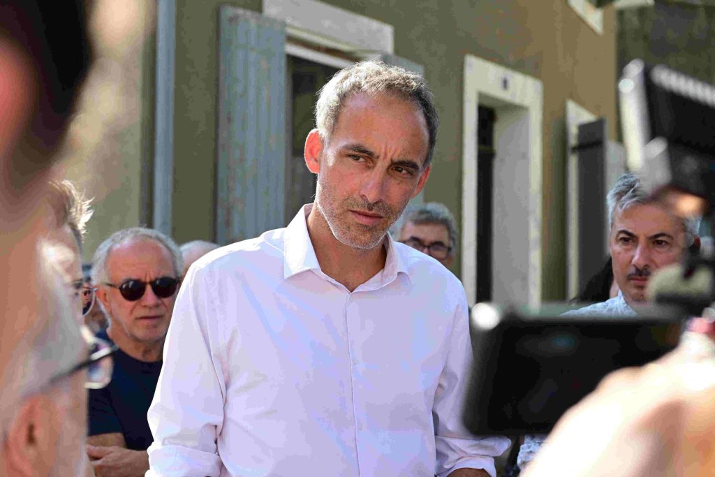 Un politician de stânga din Franța intră în luptă pentru a o învinge pe Marine le Pen la alegerile prezidențiale. Există însă o problemă