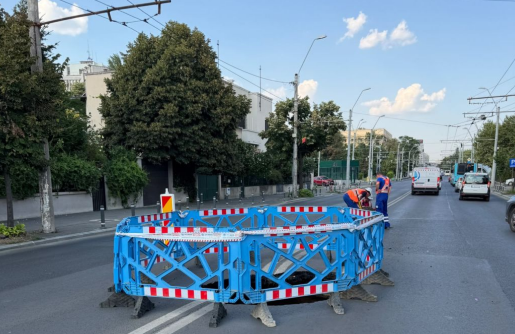 Crater uriaș pe un bulevard din centrul Capitalei, după ce carosabilul s-a surpat. Traficul este restricţionat / Anunțul Primăriei