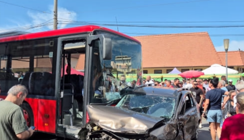 Accident uluitor în Mediaș: autobuzul bate 12 mașini, șoferul beat