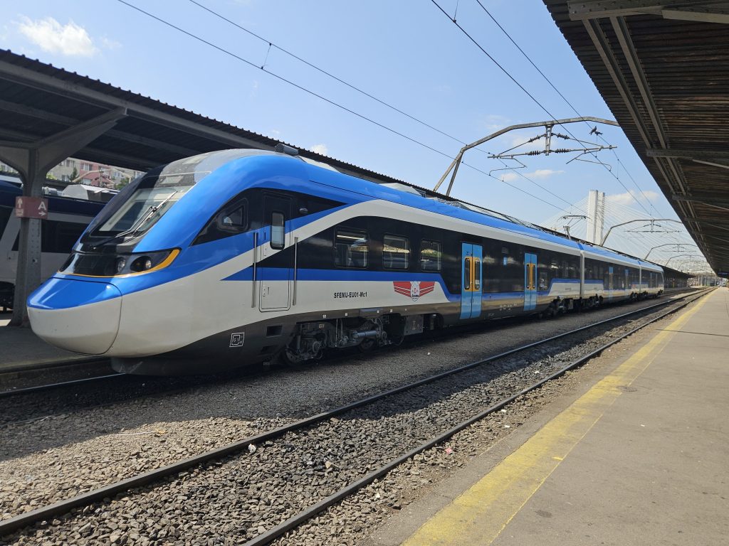 Primul tren chinezesc din România circulă cu pasageri și destinație