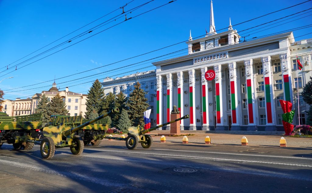 O ștampilă de la poșta din Tiraspol vorbește despre cum a ajuns un politician polonez „sub controlul serviciilor secrete ruse”. Reacția din Polonia și diferența față de România