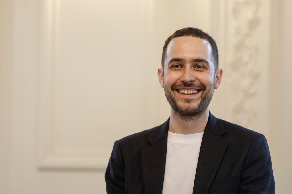 Scandalul merdenelelor trece dincolo de conflictul dintre „La Mița Biciclista” și „Nea Mihai”. Când clasa medie face coadă la mici în Piața Obor, elitismul și disprețul nu sunt acceptate