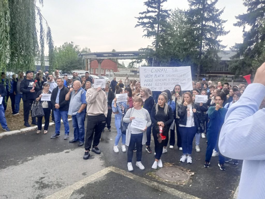 VIDEO Grevă spontană la Carfil Brașov / ”Vrem plata salariilor. Fără minciuni și promisiuni. Fără restructurări”