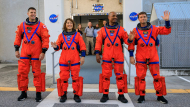 Trump decoră astronauții Artemis II pentru misiunea spațială