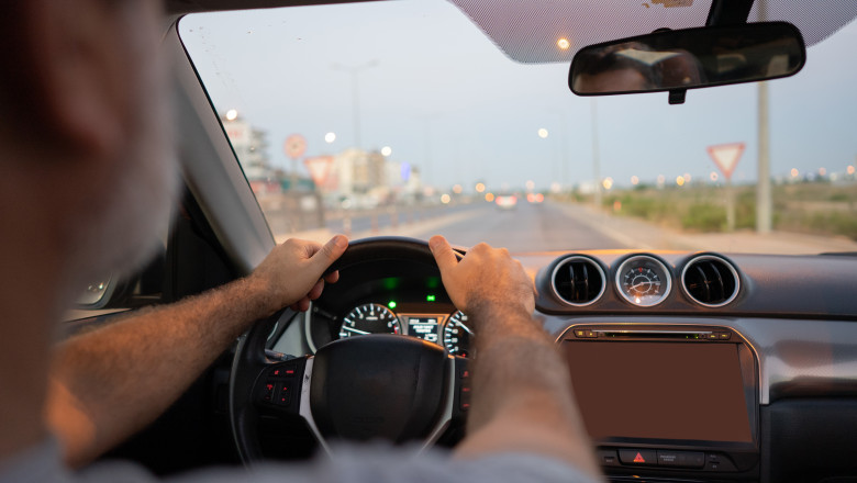 Indicatorul cu două săgeți: cine are prioritate în trafic?