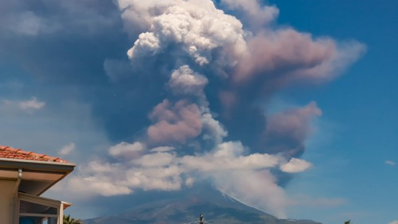 Un turist a murit în timp ce escalada vulcanul Etna, aflat în erupţie
