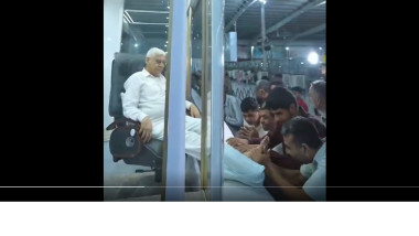 Video Imagini virale: lider spiritual indian, în cabină de sticlă cu aer condiționat și picioarele afără pentru a fi sărutate