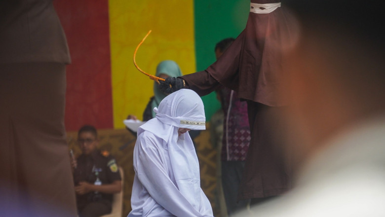 Pedeapsă brutală în Indonezia: 11 oameni, biciuiți public. Printre „infracțiuni”, îmbrățișările, ținutul…