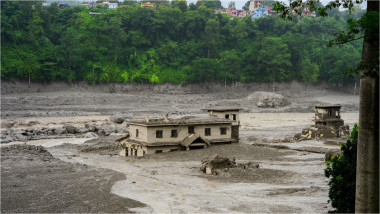Video Viitură devastatoare în Nepal: peste 1.300 de oameni dați dispăruți și 168 de morți. „Un val uriaș de apă s-a abătut asupra mea”