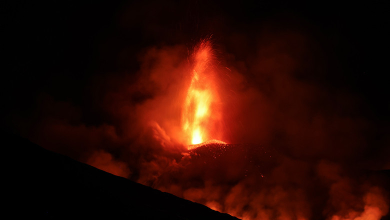 Etna a erupt din nou. Restricții pe aeroportul din Catania, iar mai multe zboruri au fost deviate