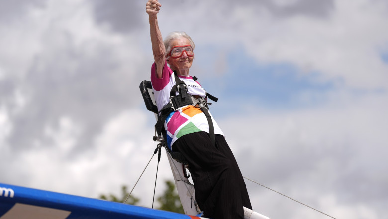 Betty Bromage, 97 de ani, cea mai în vârstă wing-walking din lume