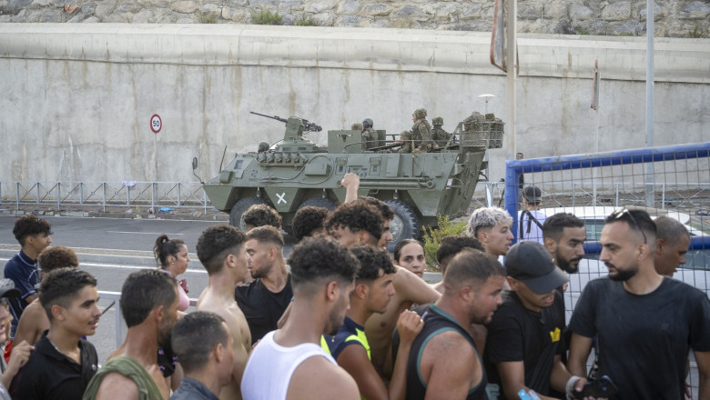 Migranții Maroc traversează granița în Spania după mobilizare social