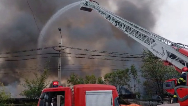 Incendiu lângă rafinăria Lukoil din Ploiești: a ars un depozit de 1.000 de metri pătrați