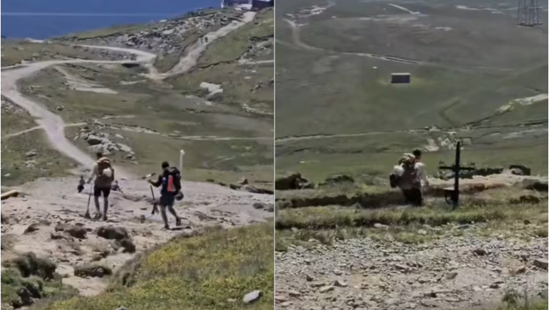 Doi turiști surprinși: trotinete pe munte, urcând platoul Bucegi