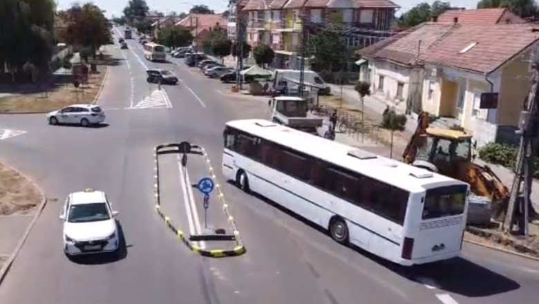 Imagini virale: Giratoriu oval unde autobuzele rămân blocate
