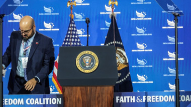 Amendă uriașă pentru operatorul teleprompterului folosit de Trump. El paria pe baza informaţiilor din discursurile prezidenţiale