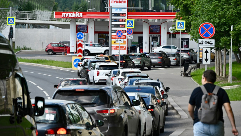 Rușii se plâng de lipsa combustibilului: începe arestări și amenzi