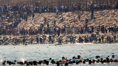 Criza migranților din Ceuta: Premierul spaniol exclude orice rol al Marocului în cele întâmplate. De ce-l acuză Israelul de minciună