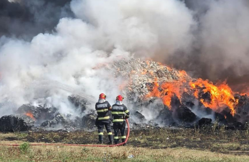 Incendiul de la centrul de colectare a deșeurilor din Covasna, stins după trei zile. Au ars peste 1.600 de…