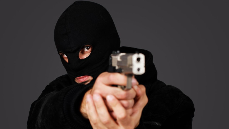Tineri asasini de închiriat: recrutați de Iran să ucidă în Europa
