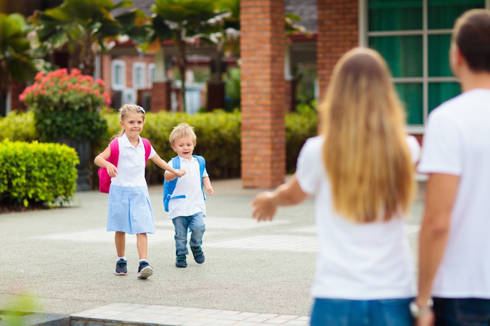 After-school, bonă, bunici sau copilul singur acasă? Ce soluții au părinții copiilor din clasele primare și cât costă fiecare