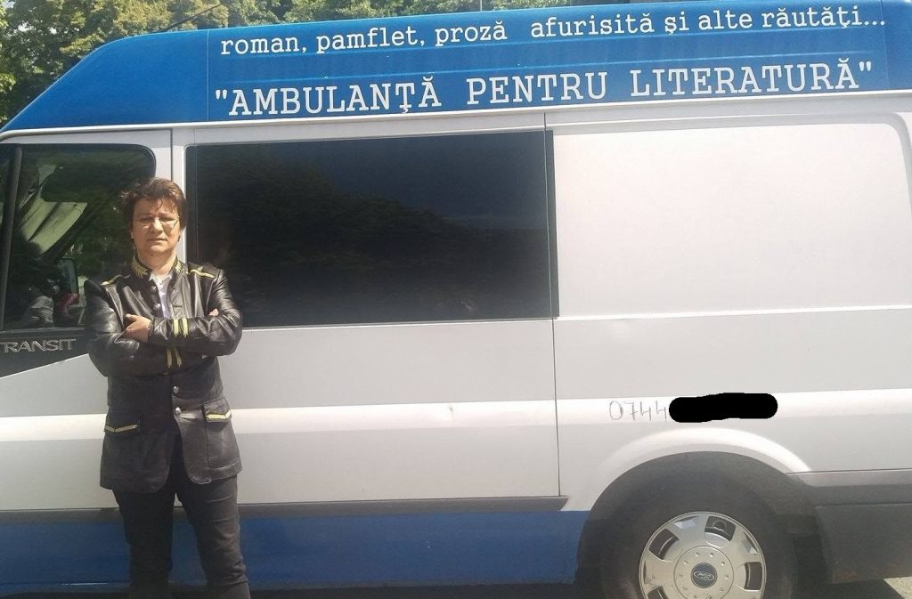 Povestea femeii care a creat „Ambulanța pentru literatură” și a fost bătută pe motiv că „fură copii”