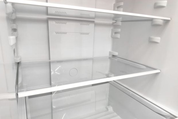 Apă în frigider? Descoperă cauzele și soluția rapidă