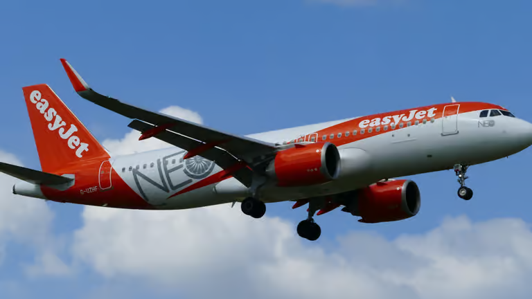 Stewardesă de 64 ani: Compania aeriană recrutează persoane peste 50