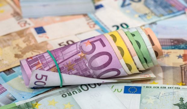 Despăgubiri de 24.000 de euro pentru o chelneriță concediată după ce a băut două pahare de tinto de verano în concediu medical