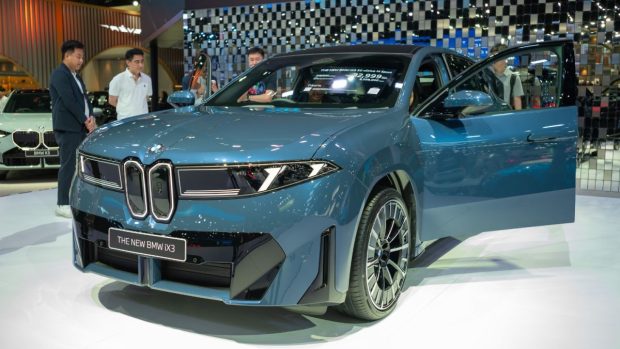 Zeci de mii de clienți și-au comandat un model BMW electric fără ca măcar să-l vadă. Mașina se vinde în China cu doar 35.000 de euro