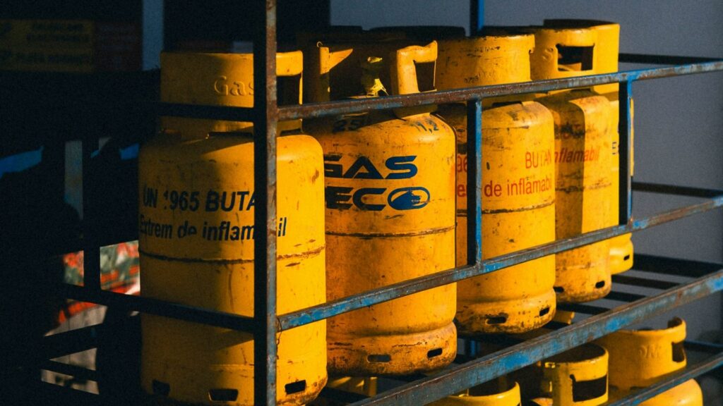 Explozie de butelie pe gaz distruge locuință în Timiș